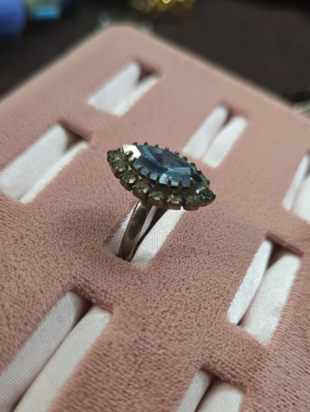 Vintage Rhinestone Ring - Picture 4 of 6